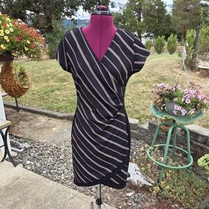 Almost Famous Black and Cream Sheath Dress V-neck Short Sleeve. GGCP